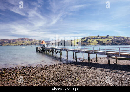 Akaroa Pier an einem sonnigen Tag in Neuseeland Stockfoto