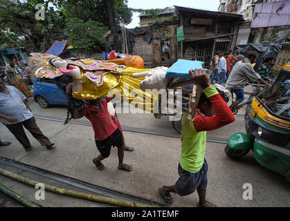 Kolkata, West Bengal, Indien. 28 Sep, 2019. Idole von Devi Durga sind vom Künstler Hub zu verschiedenen Pandals (temporäre Plattform für die Anbetung von Idolen). Durga Puja durchgeführt ist die größte hinduistische Fest der Hindus, die vom 5. Oktober 2019 beginnen. Credit: Avishek Das/SOPA Images/ZUMA Draht/Alamy leben Nachrichten Stockfoto