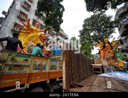 Kolkata, West Bengal, Indien. 28 Sep, 2019. Idole von Devi Durga sind vom Künstler Hub zu verschiedenen Pandals (temporäre Plattform für die Anbetung von Idolen). Durga Puja durchgeführt ist die größte hinduistische Fest der Hindus, die vom 5. Oktober 2019 beginnen. Credit: Avishek Das/SOPA Images/ZUMA Draht/Alamy leben Nachrichten Stockfoto