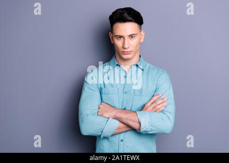 Portrait von Nizza cute konzentrierte sich attraktive gut aussehenden gepflegten m Stockfoto