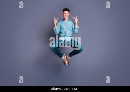 Volle Länge Körpergröße Portrait von schönen kühlen attraktive stattliche Stockfoto