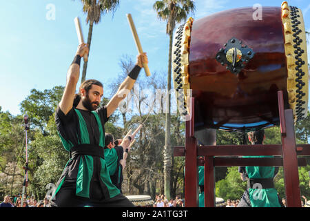 Montevideo, Uruguay. 28 Sep, 2019. Ein Mitglied von Montevideo Taiko gesehen Schlagzeug spielen während des Japan Fest 2019 in Montevideo. Jedes Jahr, der Japanischen Botschaft in Uruguay organisiert die Japan Festival mit der Idee, die japanische Kultur in Uruguay bekannt, die Japan Festival zeigt, Martial Arts, Gastronomie, Tanz, Musik und Blumenzucht dem Volk Uruguays. Credit: SOPA Images Limited/Alamy leben Nachrichten Stockfoto