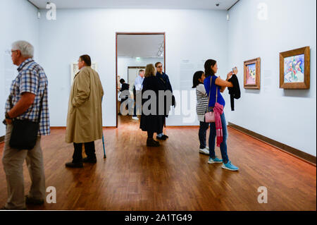 Wien, Österreich. 28 Sep, 2019. Besucher bewundern Gemälde in einem der Räume während der Ausstellung. Die Sammlung Batliner, Albertina Museum seine umfangreichen Bestände der klassischen modernistischen Malerei, die von der Sammlung Batliner kommen präsentiert. Die Übersicht der interessantesten Kapitel aus 130 Jahren Kunstgeschichte ist möglich durch diese permanente Sammlung von verschiedenen Malern. Credit: SOPA Images Limited/Alamy leben Nachrichten Stockfoto