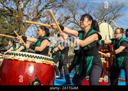 Montevideo, Uruguay. 28 Sep, 2019. Mitglieder von Montevideo Taiko gesehen Schlagzeug spielen während des Japan Fest 2019 in Montevideo. Jedes Jahr, der Japanischen Botschaft in Uruguay organisiert die Japan Festival mit der Idee, die japanische Kultur in Uruguay bekannt, die Japan Festival zeigt, Martial Arts, Gastronomie, Tanz, Musik und Blumenzucht dem Volk Uruguays. Credit: SOPA Images Limited/Alamy leben Nachrichten Stockfoto