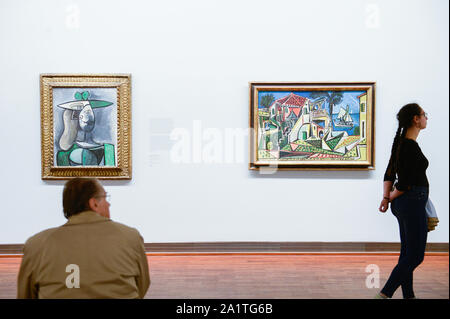 Wien, Österreich. 28 Sep, 2019. Besucher Blick auf Gemälde des spanischen Malers Pablo Picasso während der Ausstellung. Die Sammlung Batliner, Albertina Museum präsentiert seine umfangreichen Bestände der klassischen modernistischen Malerei, die von der Sammlung Batliner. Die Übersicht der interessantesten Kapitel aus 130 Jahren Kunstgeschichte ist möglich durch diese permanente Sammlung von verschiedenen Malern. Credit: SOPA Images Limited/Alamy leben Nachrichten Stockfoto