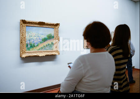 Wien, Österreich. 28 Sep, 2019. Eine Frau sieht ein Gemälde des französischen Malers Claude Monet während der Ausstellung. Die Sammlung Batliner, Albertina Museum seine umfangreichen Bestände der klassischen modernistischen Malerei, die von der Sammlung Batliner kommen präsentiert. Die Übersicht der interessantesten Kapitel aus 130 Jahren Kunstgeschichte ist möglich durch diese permanente Sammlung von verschiedenen Malern. Credit: SOPA Images Limited/Alamy leben Nachrichten Stockfoto