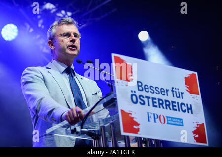 Wien, Österreich. 27 Sep, 2019. Der Führer der rechten Freiheitlichen Partei Österreichs (FPÖ), Norbert Hofer spricht während einer Wahlkampfveranstaltung vor dem Sonntag snap Parlamentswahlen. Am 29. September 2019 Parlamentswahlen stattfinden als Ergebnis einer versteckte-Kamera Aufnahmen, wo die OeVP der Koalitionspartner, die rechtsextreme Freiheitliche Partei (FPÖ) wurde in einen Korruptionsskandal gefangen und brachte die Regierung übernehmen. Credit: SOPA Images Limited/Alamy leben Nachrichten Stockfoto