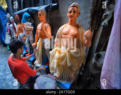 Kolkata, Indien. 28 Sep, 2019. Künstler gesehen, die eine abschließende Note auf der Devi Durga Götzen auf den Künstler hub Kumartuli in Kalkutta. Durga Puja ist die größte hinduistische Fest der Hindus, die vom 5. Oktober 2019 beginnen. Credit: SOPA Images Limited/Alamy leben Nachrichten Stockfoto