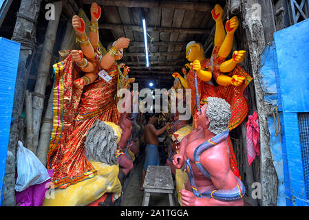 Kolkata, Indien. 28 Sep, 2019. Künstler gesehen, die eine abschließende Note auf der Devi Durga Götzen auf den Künstler hub Kumartuli in Kalkutta. Durga Puja ist die größte hinduistische Fest der Hindus, die vom 5. Oktober 2019 beginnen. Credit: SOPA Images Limited/Alamy leben Nachrichten Stockfoto