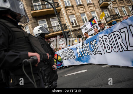 Lublin, Polen. 28 Sep, 2019. Rechtsextreme Demonstranten halten offensive Banner während der Gleichstellung März in Lublin Stadt. Die polnische Polizei verwendet haben Kraft, Gas und Pfefferspray auf rechtsextreme Demonstranten und lokalen Hooligans versucht, eine LGBT-Parade zu stören. Die Auseinandersetzung mit der Polizei während der Gleichstellung März fand an der östlichen polnischen Lublin statt. Es handelt sich um Polens Schwulenbewegung mehr vocal geworden, woraufhin ein Zahnflankenspiel von sozial konservativen in den überwiegend katholischen Land. Die regierende Partei Recht und Gerechtigkeit der LGBT-Bewegung eine Bedrohung Traditionen zu polnischen zeigt. Credit: SOPA I Stockfoto