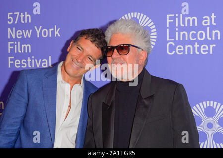 NEW YORK, NY - 28. SEPTEMBER: Schauspieler Antonio Banderas und Drehbuchautor und Regisseur Pedro Almodovar nehmen an der "Schmerz und Herrlichkeit" Premiere auf der 57. Stockfoto