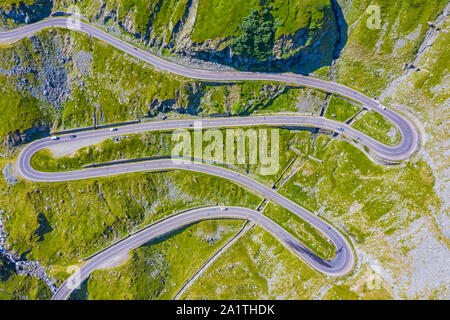 Kurvenreiche Straße von oben, Transfagarasan Straße in Rumänien gesehen, alpine Bergwelt Stockfoto