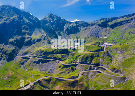 Schöne Straße von Transfagarasan in Rumänien, Sommer Berg Szene und kurvenreiche Straße. Stockfoto