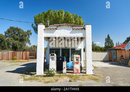 Charmante alte Tankstelle mit rostigen Pumpen und einem Oldtimer Windsor in Sonoma County, Kalifornien. Stockfoto