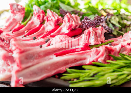 Close up raw Hammel rippen Koteletts auf dem Schwarzen Brett Stockfoto