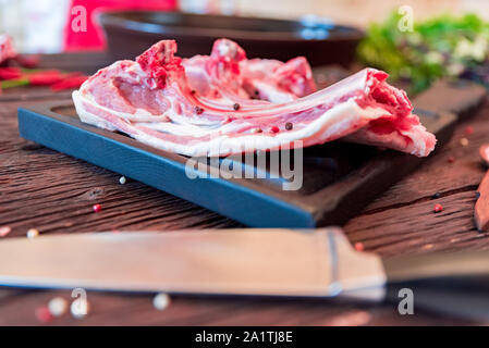 Close up raw Hammel rippen Koteletts auf dem Schwarzen Brett Stockfoto