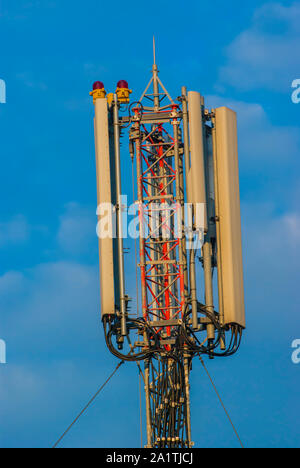 Telecommunication Tower, Antenne und Sender mit blauen Himmel hinter Stockfoto
