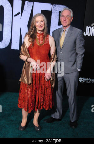 Hollywood, Kalifornien, USA, 28. September 2019 die Schauspielerin Frances Conroy und Ehemann Schauspieler Jan Munroe an Warner Bros. Pictures präsentiert "Joker" Premiere am 28. September 2019 Bei TCL Chinese Theater Imax in Hollywood, Kalifornien, USA. Foto von Barry King/Alamy leben Nachrichten Stockfoto