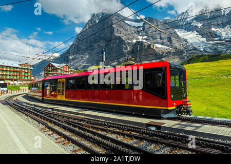 Berühmte Schweizer Ausflugsziel. Spektakuläre Reise und touristischer Ort mit hohen Bergen und atemberaubenden Blick. Moderne elektrische rote Bummelzug in Stockfoto