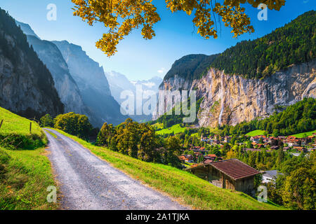 Bewundernswert alpine Landschaft mit Bergen, Tälern und Wasserfällen. Majestic Lauterbrunnen touristisches Dorf im tiefen Tal mit hohen Wasserfälle, in der Nähe von Stockfoto