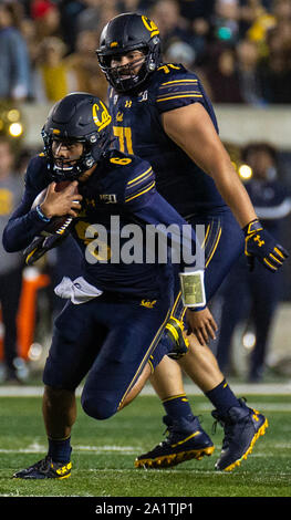 Oklahoma Memorial Stadium. 27 Sep, 2019. Usa Kalifornien Quarterback Devon Modster (6) Brechen weg von einem Gerät während der NCAA Football Spiel zwischen Arizona State Sun Devils und die California Golden Bears 17-24 an der California Memorial Stadium verloren. Thurman James/CSM/Alamy leben Nachrichten Stockfoto