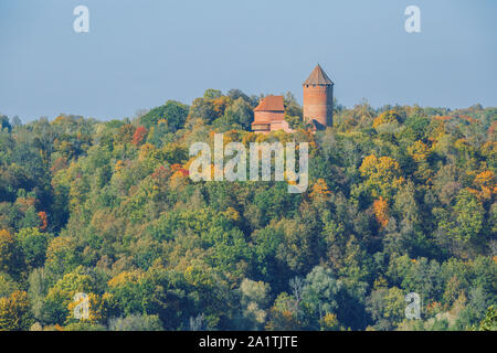 Stadt Sigulda, Lettland Republik. Altes Schloss, Bau aus roten Ziegeln. Um Bäume mit gelben Blätter. 27. Sept. 2019 Stockfoto