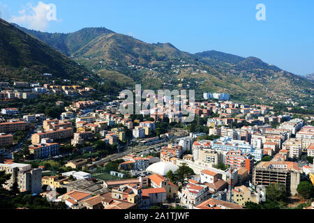 Blick auf Cefalù Stadt von der Rocca di Cefalù am frühen Morgen. Sizilien, Italien Stockfoto