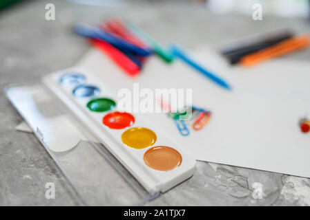 Farben und Stifte auf dem Tisch, Papeterie Stockfoto