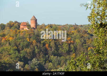 Stadt Sigulda, Lettland Republik. Altes Schloss, Bau aus roten Ziegeln. Um Bäume mit gelben Blätter. 27. Sept. 2019 Stockfoto