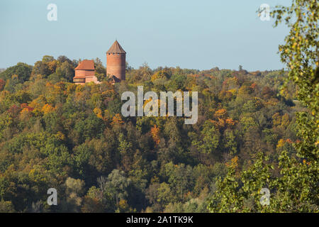 Stadt Sigulda, Lettland Republik. Altes Schloss, Bau aus roten Ziegeln. Um Bäume mit gelben Blätter. 27. Sept. 2019 Stockfoto