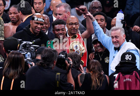 Los Angeles, USA. 28 Sep, 2019. Errol Spence Jr. (C) stellt mit seinem Riemen nach 12 Runden mit Shawn Porter Samstag, Los Angeles, September 28,2019. Errol Spence nahm der Gewinn durch Split Entscheidung für den Weltmeister Vereinigung Titel. Credit: ZUMA Press, Inc./Alamy leben Nachrichten Stockfoto