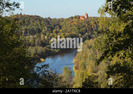 Stadt Sigulda, Lettland Republik. Altes Schloss, Bau aus roten Ziegeln. Um Bäume mit gelben Blätter. 27. Sept. 2019 Stockfoto