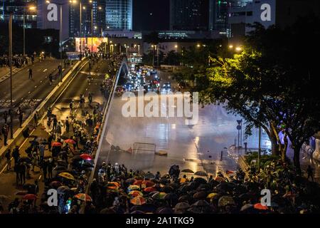Hongkong, China. 28 Sep, 2019. Hong Kong Polizei zerstreuen Demonstranten mit Wasserwerfern Jets während der Demonstration. Demonstrationen in Hongkong in einer anderen Nacht der Proteste während der Feierlichkeiten zum fünften Jahrestag der Regenschirm Bewegung am Tamar Park fort. Credit: SOPA Images Limited/Alamy leben Nachrichten Stockfoto