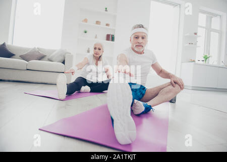 Low Angle View von zwei adorable Gesunde bezaubernd schöne stilvolle spo Stockfoto