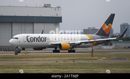 Richmond, British Columbia, Kanada. 23. Juni 2019. Eine Condor Flugdienst Boeing 767-300ER wide-Body Jet Airliner zieht aus Vancouver International Airport am Sonntag, 23. Juni 2019. Credit: bayne Stanley/ZUMA Draht/Alamy leben Nachrichten Stockfoto