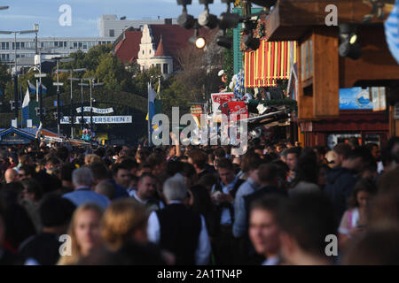 München, Deutschland. 28 Sep, 2019. Viele Besucher über die Wiesn. Das größte Volksfest der Welt dauert bis zum 6. Oktober. Credit: Felix Hörhager/dpa/Alamy leben Nachrichten Stockfoto