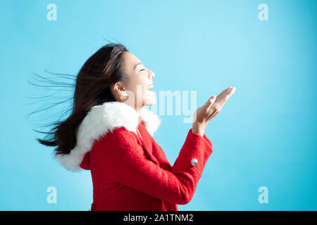 Seitenansicht der jungen Frau in Winterkleidung excitedl Stockfoto