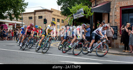 Besten Radfahrer der Welt Fahrt durch die Stadt Adelaide in Südaustralien während Phase 3 der Tour Down Under. Stockfoto