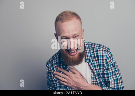 Close up Portrait von attraktiven stattliche gut gekleideter Mann auf hellgrauem Hintergrund halten die Hand auf die Brust machen strahlendes Weiß toothy Lächeln isoliert Stockfoto