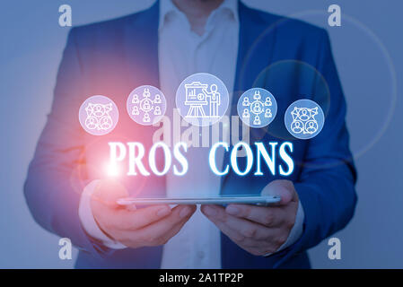 Schreiben Hinweis zeigen Profis Kons. Business Konzept für die günstigen und ungünstigen Faktoren oder aus Gründen der formalen Arbeit zeigen männliche tragen Anzug pres Stockfoto