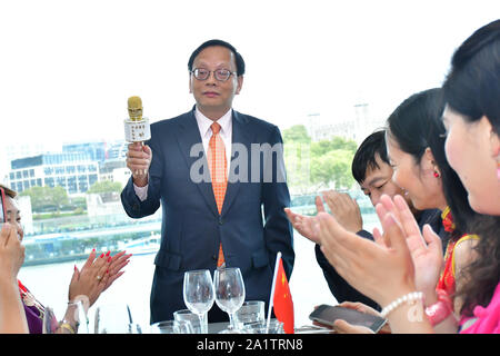 London, Großbritannien. 28 Sep, 2019. Frau Abgeordnete 卢海田 参赞 der Berater Lu Hai Tian von der chinesischen Botschaft in London nimmt an der Feier des 70. China National Tag 2019 und einem Chinesischen "Qipao 'Flash Mob, London, 28. September 2019, UK. Bild Capital/Alamy leben Nachrichten Stockfoto
