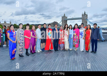 London, Großbritannien. 28 Sep, 2019. Frau Abgeordnete 卢海田 参赞 der Berater Lu Hai Tian von der chinesischen Botschaft in London nimmt an der Feier des 70. China National Tag 2019 und einem Chinesischen "Qipao 'Flash Mob, London, 28. September 2019, UK. Bild Capital/Alamy leben Nachrichten Stockfoto