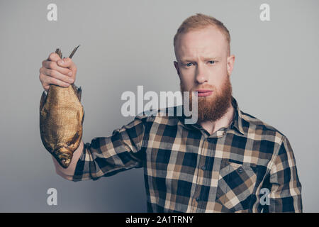 Portrait von er attraktive stattliche ehrlichen ernsten Kerl in überprüft Stockfoto