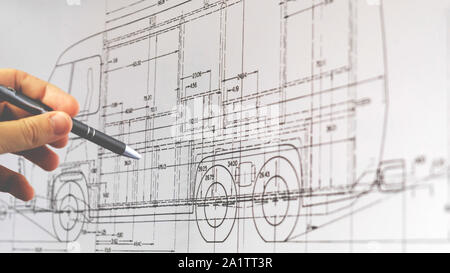 Blueprint Monitor einer Hand mit Stift erklären Plan eines van Fahrzeug auf dem Bildschirm Stockfoto