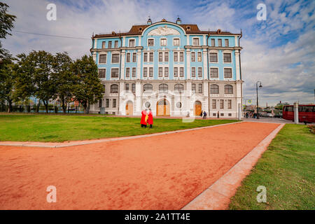 Nakhimovskoye Voyenno-Morskoye Uchilishche, Naval College in der Nähe der Kreuzer Aurora, in St. Petersburg, Russland. Stockfoto