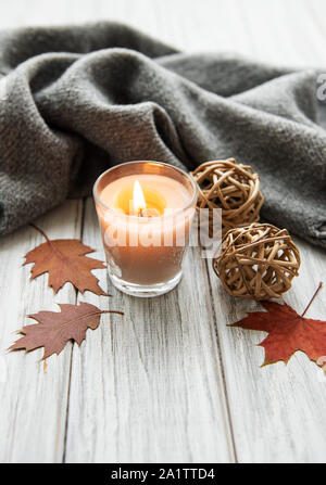 Herbst Komposition. Blätter im Herbst, Kerze auf einem weißen Holz- Hintergrund. Platz kopieren Stockfoto