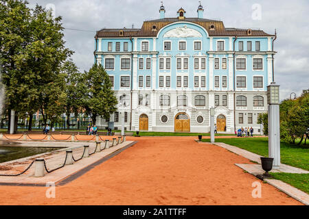 Nakhimovskoye Voyenno-Morskoye Uchilishche, Naval College in der Nähe der Kreuzer Aurora, in St. Petersburg, Russland. Stockfoto