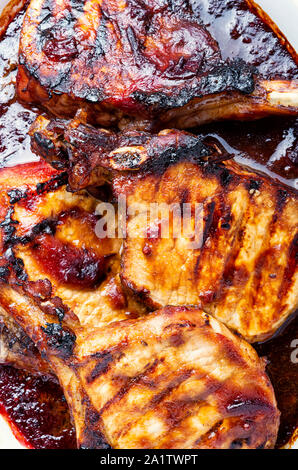 Fleisch gegrillte Spareribs auf Holz Schneidebrett. Schweinefleisch Rack gegrillt. Rippchen in Barbecue Sauce Stockfoto