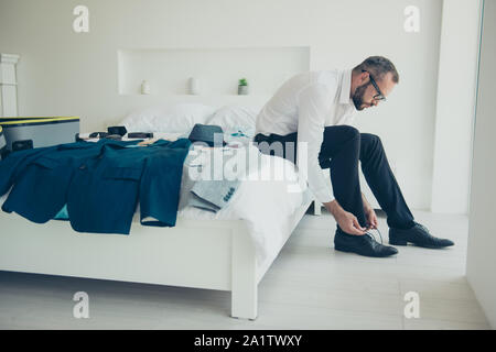 Nahaufnahme Seite Profil Foto von Sitzen auf dem Bett Schlafzimmer attraktiv Stockfoto