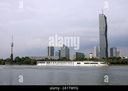 River Cruise Schiff Donau Wien Österreich Stockfoto